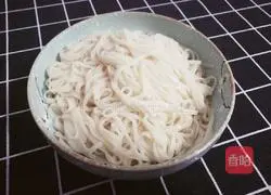 Illustration of how to make braised beans and noodles in rice cooker 4