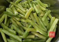 Illustration of how to make braised beans and noodles 3