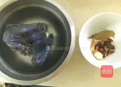 Illustration of how to make mushroom and chicken soup noodles 2