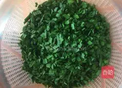 Illustration of how to make crispy chive box 1