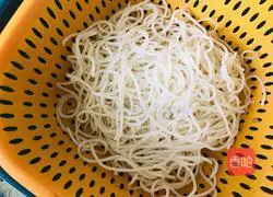 Illustration of how to fry millet rice noodles 1