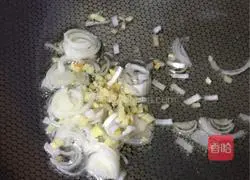 Illustration of how to make diced pork with cold noodles and stewed noodles 5