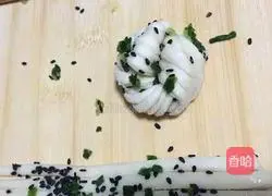 Illustration of how to make sesame and scallion flower rolls 7