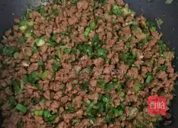 Illustration of how to make beef and chive rolls 2