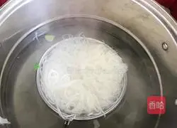 Illustration of how to make minced pork rice noodles 5