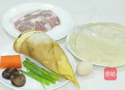 Illustration of how to make fresh bamboo shoots and mushroom spring rolls 1