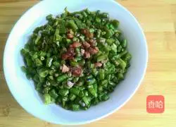 Illustration of how to make cold noodles with diced beans and pork 6