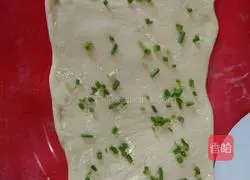 Illustration of how to make onion-flavored flower rolls 4