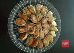 Illustration of how to make West Lake pot stickers 11