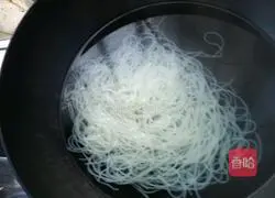 Illustration of how to make tomato rice noodles 12