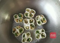 Illustration of how to make ice-skin leek, egg and scallop pot stickers 12