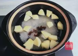 Illustration of how to make apple and longan rice porridge 5