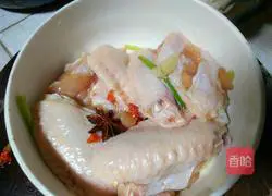 Illustration of how to make rice cooker salt-baked chicken wings 3