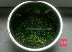 Illustration of how to make leek and egg vermicelli spring rolls 2