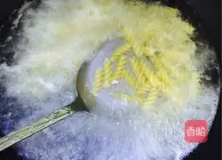 Illustration of how to make Italian screw noodles 1