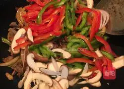 Illustration of how to make black pepper beef fillet rice noodles 8