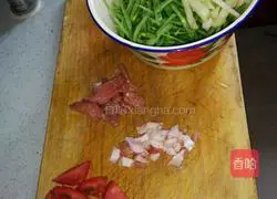 Illustration of how to make braised beans and noodles 1