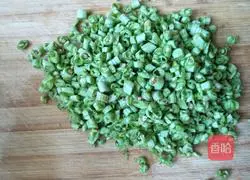 Illustration of how to make green bean pancakes 3