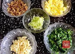 Illustration of how to make vegetarian pot stickers with mushrooms and vegetables 11