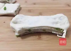 Illustration of how to make scallion rolls 12