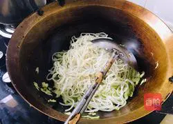 Illustration of how to fry millet noodles 5