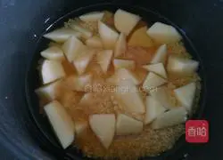 Illustration of how to make potato and sausage braised rice 3