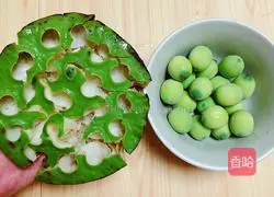 Illustration of how to make fresh lotus leaf, lily and lotus seed porridge (clearing heat and relieving heat) 5