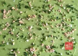 Illustration of how to make contrasting ham and chive rolls 5