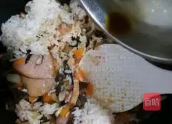 Illustration of how to make braised rice with one tomato 15