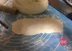 Illustration of how to make rose rolls 3