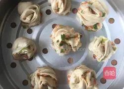 Illustration of how to make two-color flower rolls 6