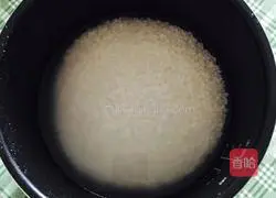 Illustration of how to make braised rice with sausage and potatoes 1