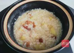 Illustration of how to make apple and longan rice porridge 7
