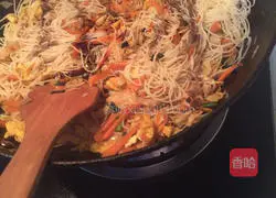 Illustration of how to make fried rice noodles with carrots 12