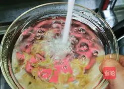 Illustration of how to make red bean, purple rice and lily porridge 4