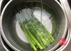 Illustration of how to make asparagus in oil with seaweed steamed buns 6