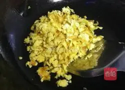 Illustration of how to make leek, egg and shrimp skin pot stickers 4