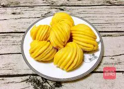 Illustration of how to make carrot flower rolls 23