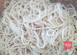 Illustration of how to make spicy and sour cold noodles 7