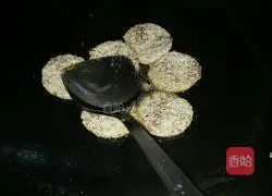 Illustration of how to make potato slices, hamburger and garden salad 6