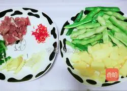 Illustration of how to make braised beans and potato noodles 1