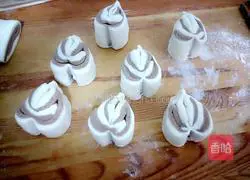 Illustration of how to make a love chocolate flower roll 17