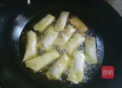Illustration of how to make fried crispy spring rolls 4