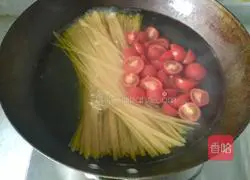 Illustration of how to make cherry tomatoes and bacon pasta 3