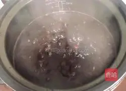 Illustration of how to make yam and black rice medicated porridge (blood and qi nourishing) 7