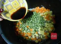 Illustration of how to make braised rice with sausage and potatoes 4