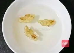 Illustration of how to make sweet walnut porridge (baby food supplement 2)