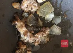 Illustration of how to braise noodles in iron pot 2