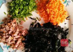 Illustration of how to make seafood and vegetable rice balls 1