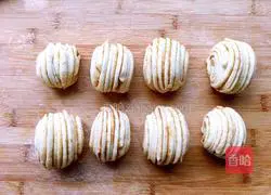 Illustration of how to make brown sugar flower rolls 16